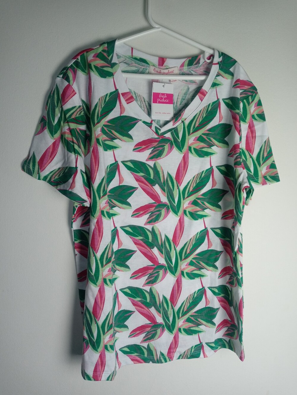 Fresh Produce Rainbow Foliage V-Neck Tee Size S